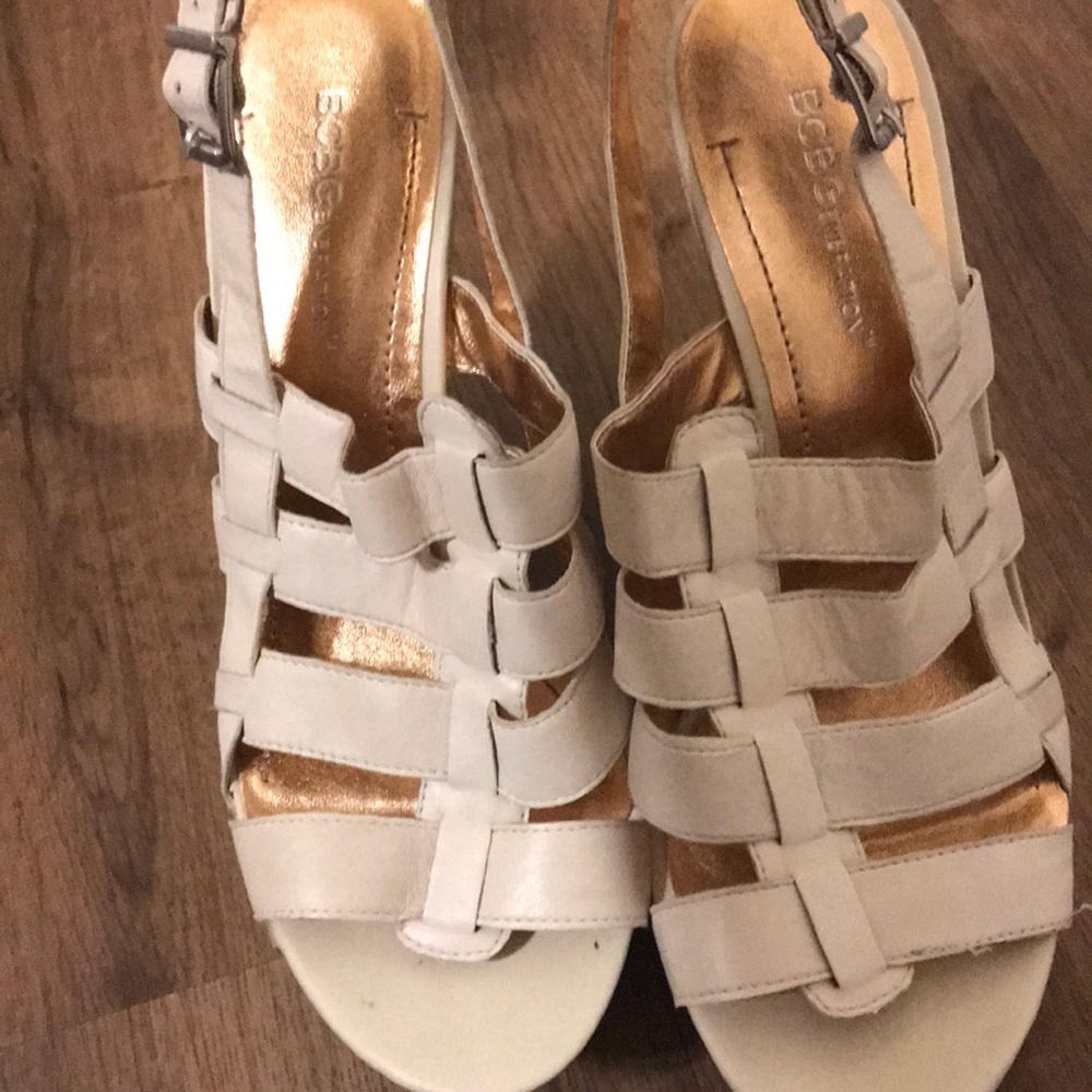 Tan BCBG shoes. - Picture 3 of 4